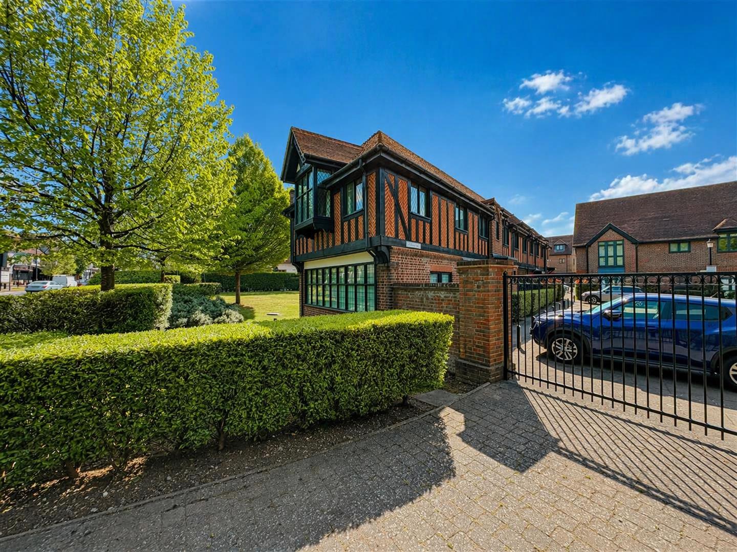 2 bed property in Ewell Road, Cheam Village